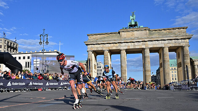 Group of skaters riding on the finish straight in front of the Brandenburg Gate