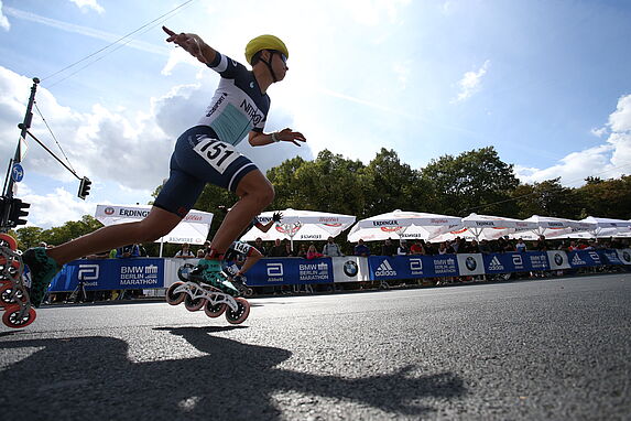 Thrilling race between the elite German skaters at the BMW BERLIN MARATHON for Inlineskaters
