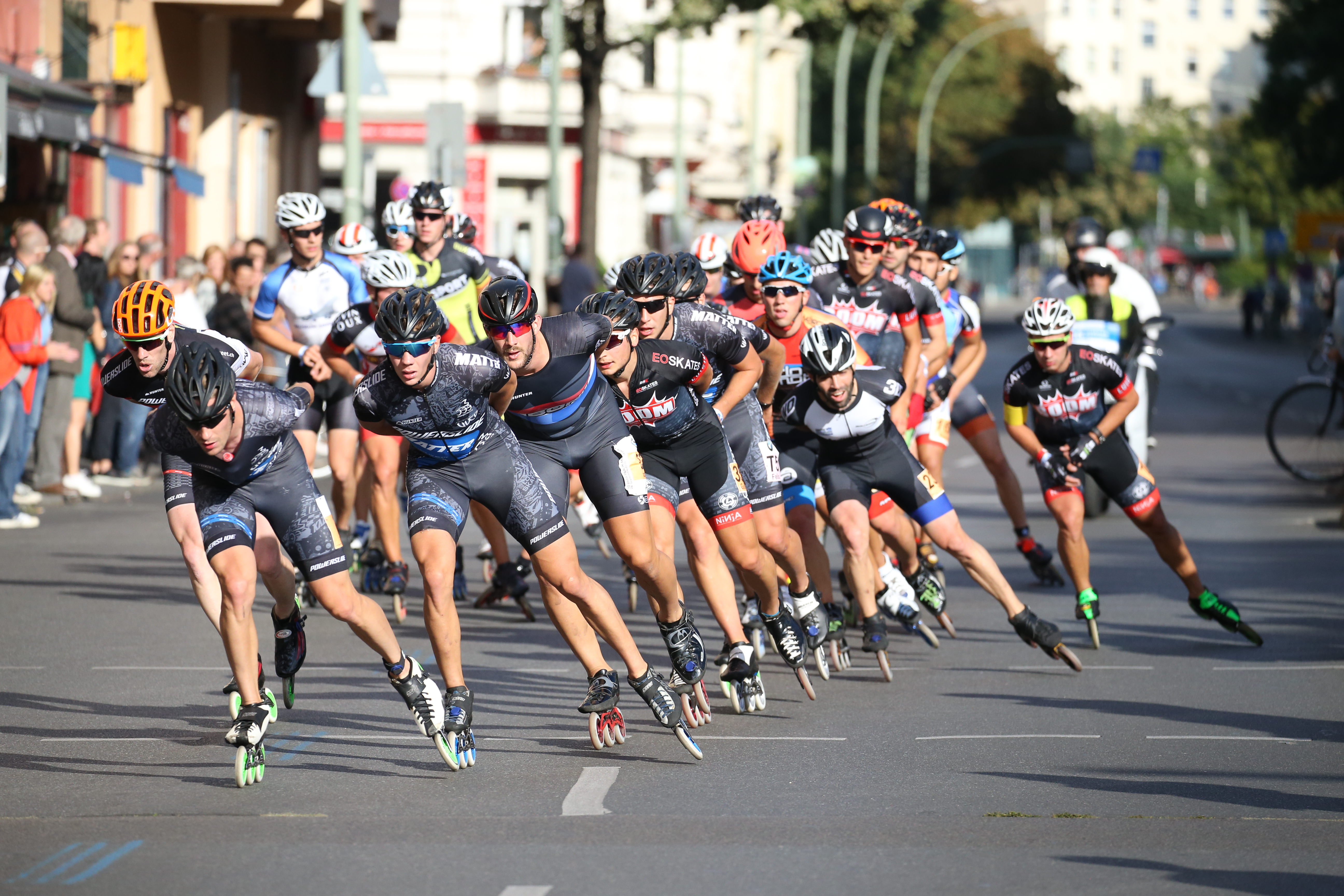 bluten-verflucht-leer-marathon-roller-de-berlin-zuschauer-stier-temperament